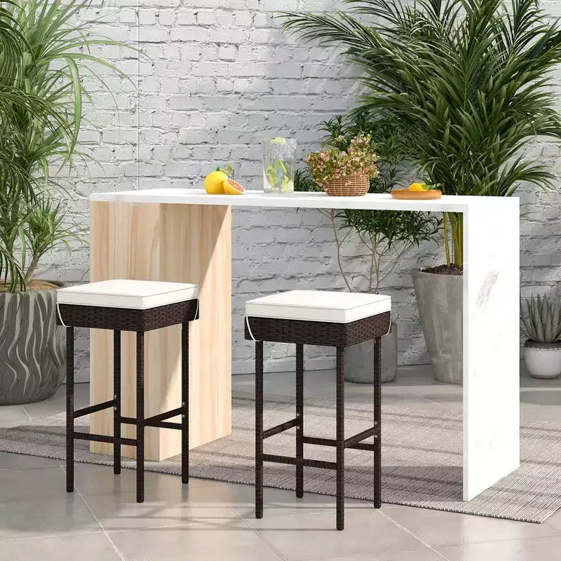 Lot de 2/4 tabourets de bar Costway en rotin pour patio, chaises de bar d'extérieur en osier avec repose-pieds