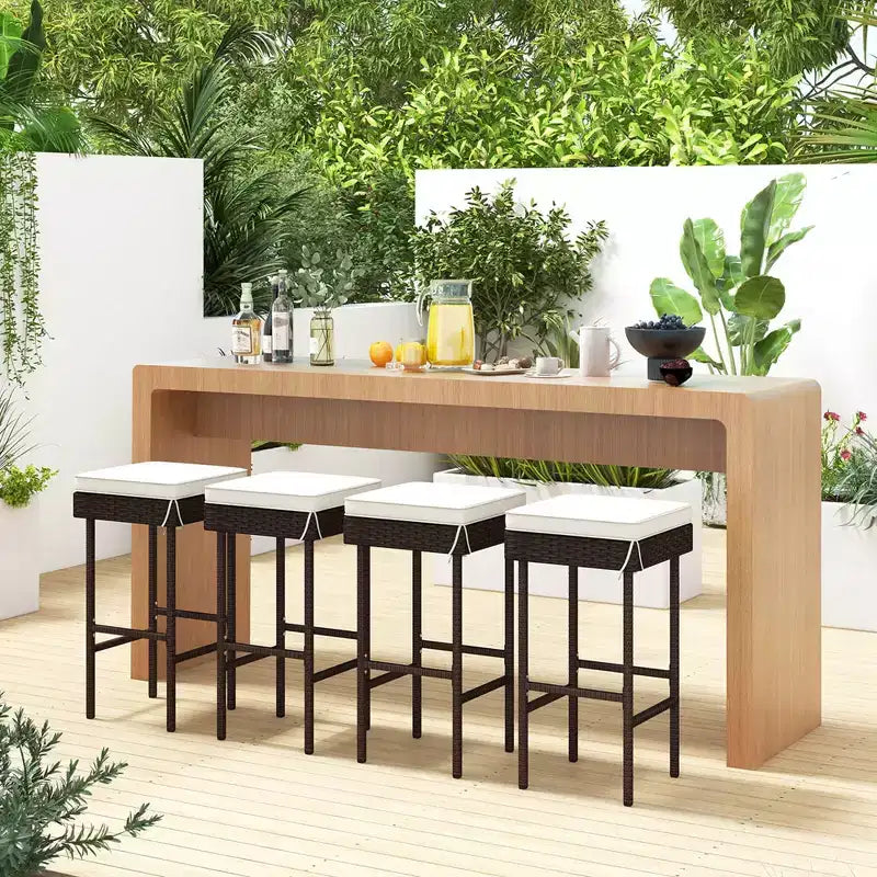 Lot de 2/4 tabourets de bar Costway en rotin pour patio, chaises de bar d'extérieur en osier avec repose-pieds