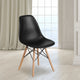 Chaise en plastique avec pieds en bois