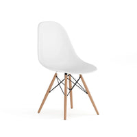Chaise en plastique avec pieds en bois