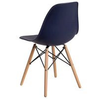 Chaise en plastique avec pieds en bois