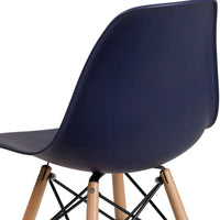 Chaise en plastique avec pieds en bois