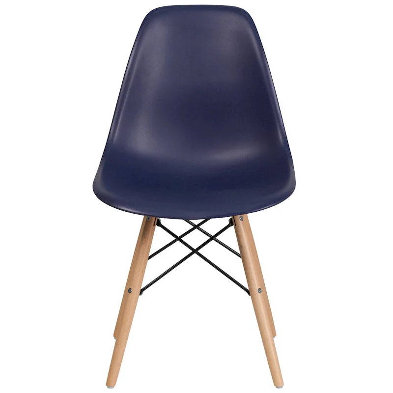 Chaise en plastique avec pieds en bois