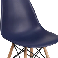Chaise en plastique avec pieds en bois