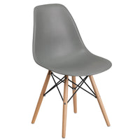 Chaise en plastique avec pieds en bois