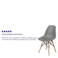 Chaise en plastique avec pieds en bois