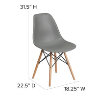 Chaise en plastique avec pieds en bois