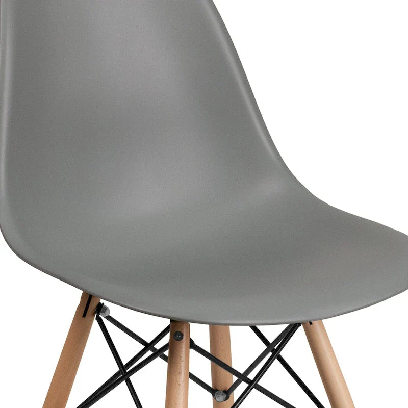 Chaise en plastique avec pieds en bois