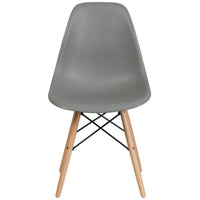 Chaise en plastique avec pieds en bois