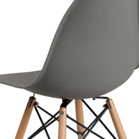 Chaise en plastique avec pieds en bois