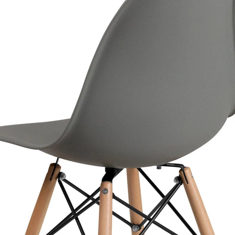 Chaise en plastique avec pieds en bois
