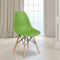 Chaise en plastique avec pieds en bois