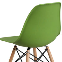 Chaise en plastique avec pieds en bois