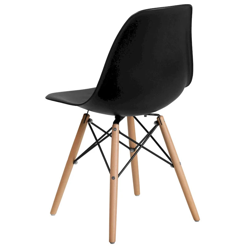 Chaise en plastique avec pieds en bois