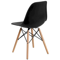 Chaise en plastique avec pieds en bois
