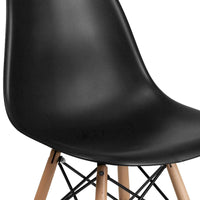 Chaise en plastique avec pieds en bois