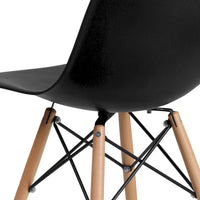 Chaise en plastique avec pieds en bois
