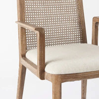 Chaise de salle à manger Clara à assise en tissu crème, dossier cannage et structure en bois massif brun clair