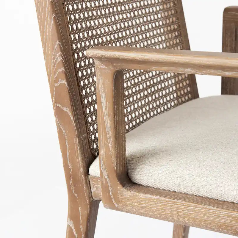 Chaise de salle à manger Clara à assise en tissu crème, dossier cannage et structure en bois massif brun clair