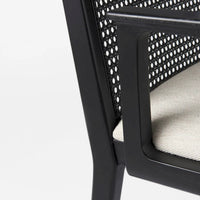 Chaise de salle à manger Clara à assise en tissu crème, dossier cannage et structure en bois massif brun clair