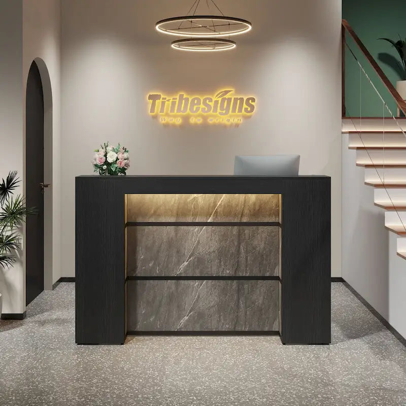 Bureau d'accueil avec lumières LED, grand comptoir d'accueil avec panneaux privatifs