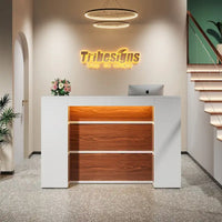 Bureau d'accueil avec lumières LED, grand comptoir d'accueil avec panneaux privatifs