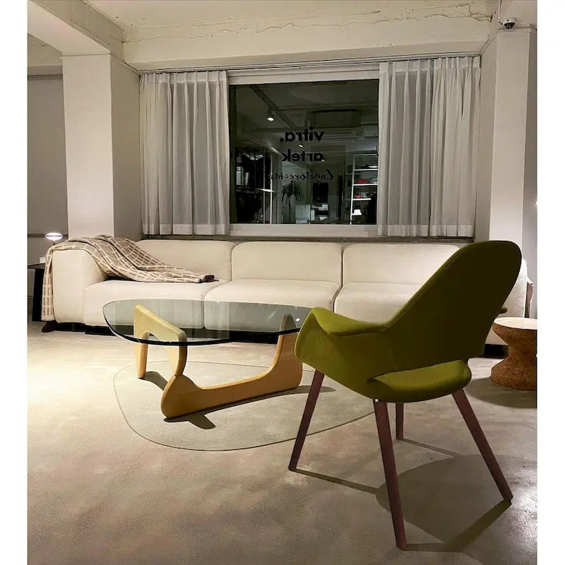 Fauteuil moderne rembourré en tissu organique avec pieds en bois naturel pour salle à manger, bureau ou chaise d'appoint de détente
