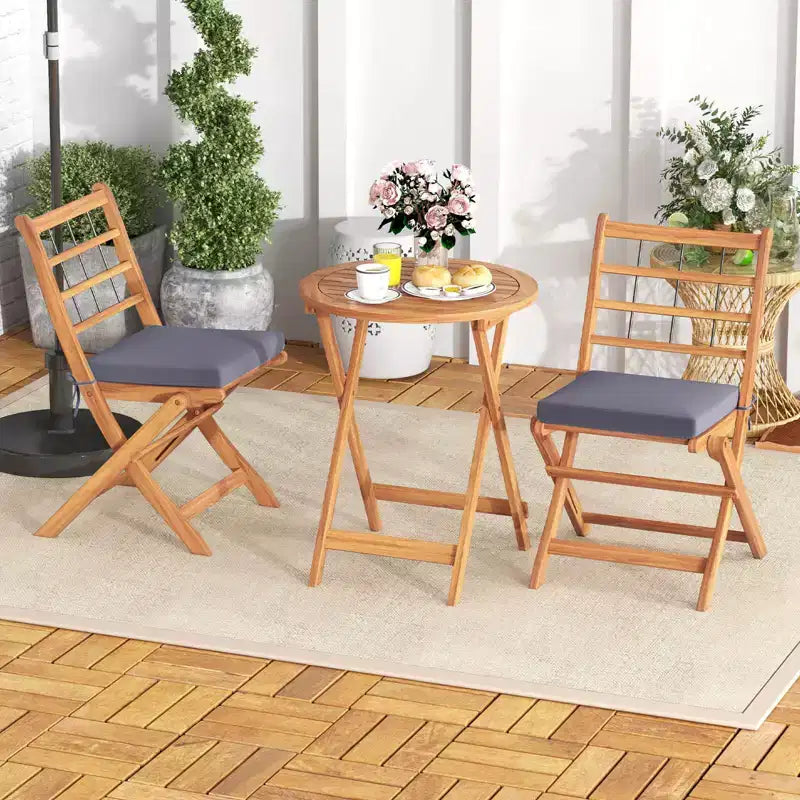 Ensemble de bistro Costway 3 pièces en bois d'acacia pour patio, table et chaises pliantes d'extérieur avec coussins, blanc cassé/bleu marine/gris