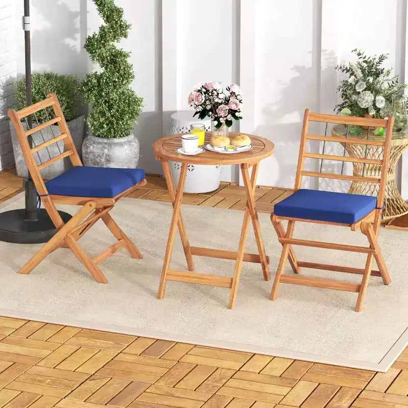 Ensemble de bistro Costway 3 pièces en bois d'acacia pour patio, table et chaises pliantes d'extérieur avec coussins, blanc cassé/bleu marine/gris