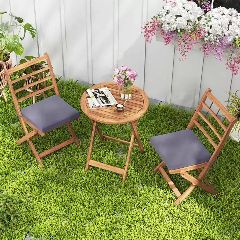 Ensemble de bistro Costway 3 pièces en bois d'acacia pour patio, table et chaises pliantes d'extérieur avec coussins, blanc cassé/bleu marine/gris
