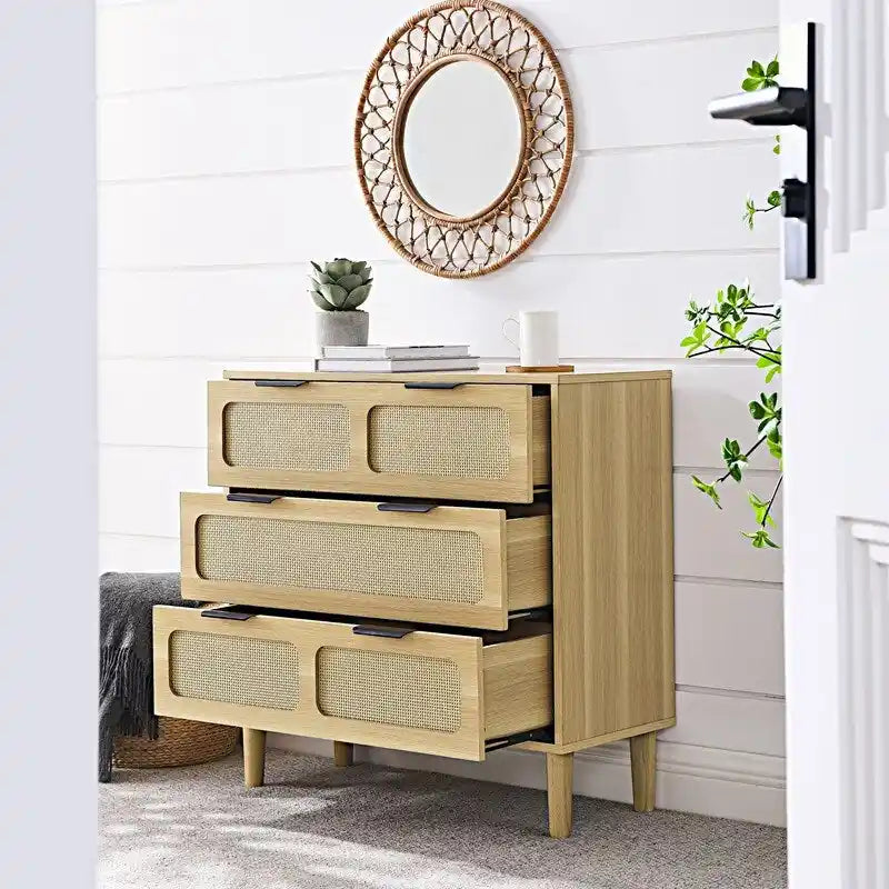 Commode Grondin style bohème mid-century, 3 tiroirs en rotin, structure en MDF et pieds en bois massif