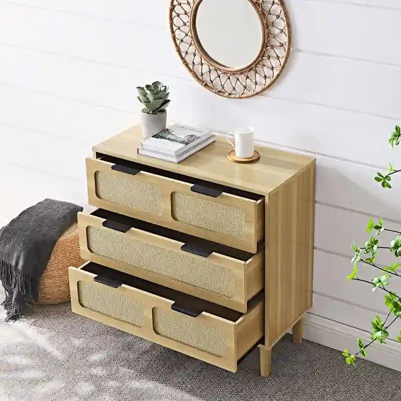 Commode Grondin style bohème mid-century, 3 tiroirs en rotin, structure en MDF et pieds en bois massif