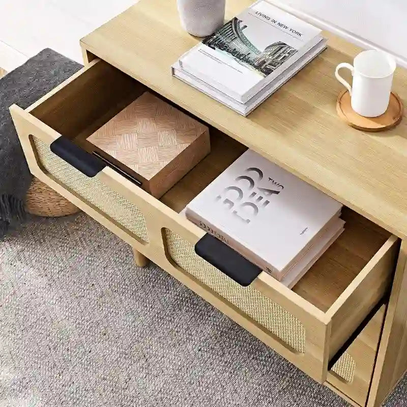 Commode Grondin style bohème mid-century, 3 tiroirs en rotin, structure en MDF et pieds en bois massif