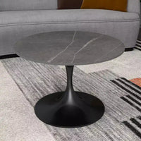 LeisureMod Verve 27 table basse ronde - plateau en pierre frittée et base piédestal en acier noir moderne, table d'appoint pour salon contemporain