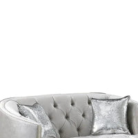 Causeuse en bois avec détails capitonnés à boutons profonds et bordures à clous, gris