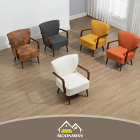Chaises modernes dans le salon, fauteuils à ossature en bois
