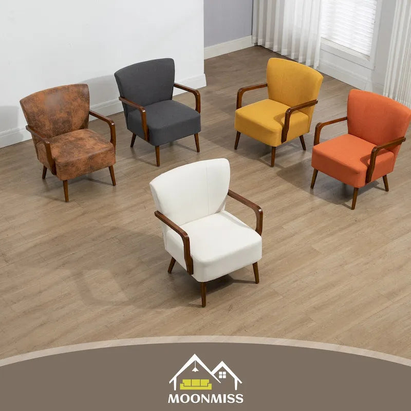 Chaises modernes dans le salon, fauteuils à ossature en bois