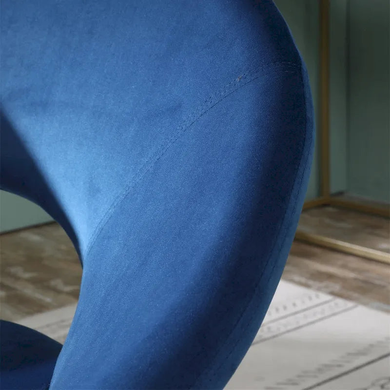 Fauteuil d'appoint en velours soyeux avec base dorée
