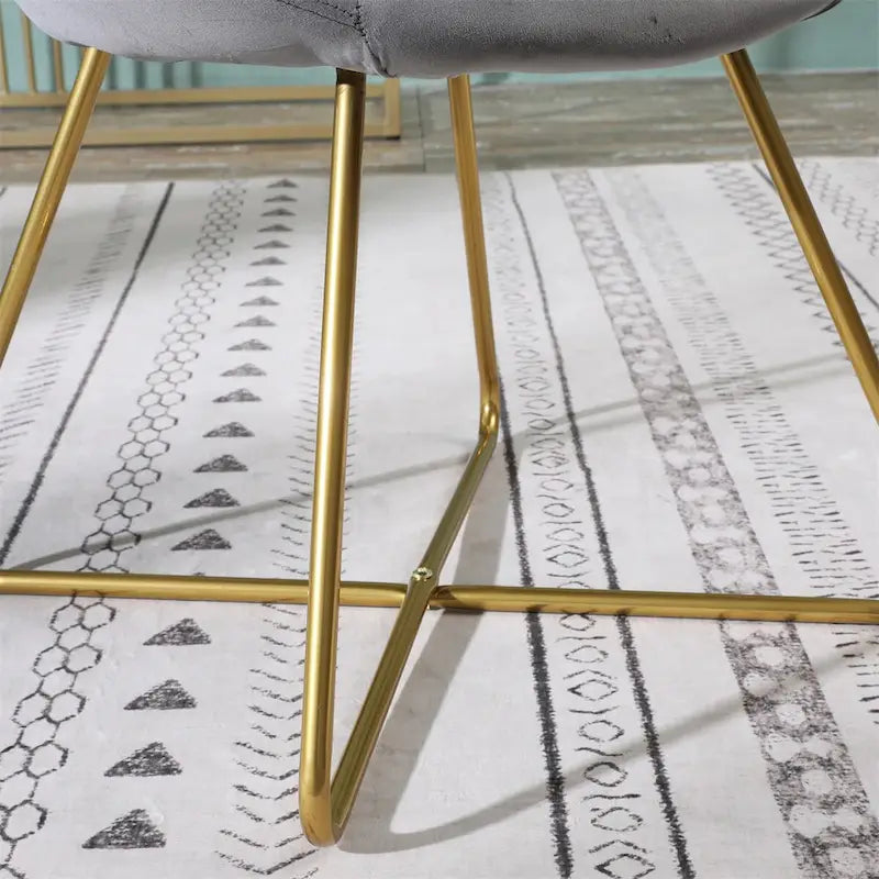 Fauteuil d'appoint en velours soyeux avec base dorée