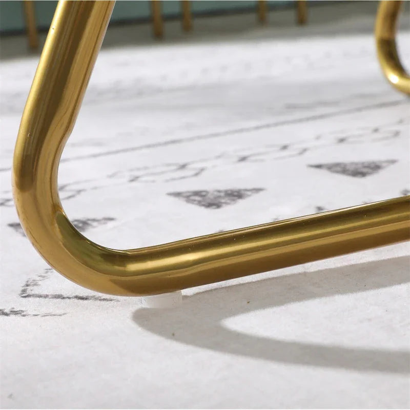 Fauteuil d'appoint en velours soyeux avec base dorée