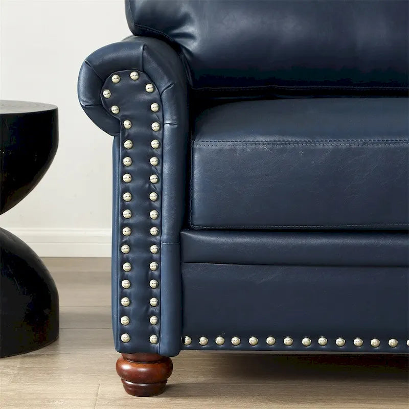 Fauteuil simple en similicuir avec pieds en bois et clous décoratifs