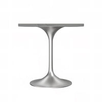 Table à manger carrée LeisureMod Verve avec plateau en résine marbrée blanche et base en acier brossé moderne pour cuisine