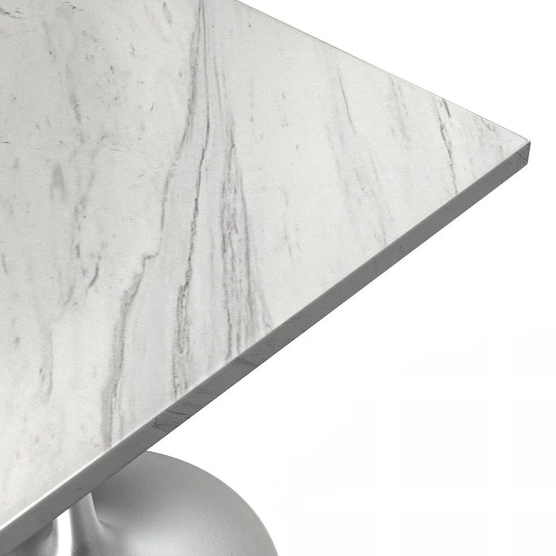 Table à manger carrée LeisureMod Verve avec plateau en résine marbrée blanche et base en acier brossé moderne pour cuisine