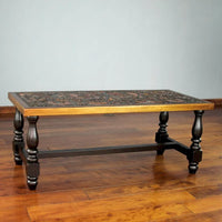 Table basse en bois de Mohena marron et cuir repoussé à la main, oiseaux andins (Pérou) - 18 H x 47 L x 19,75 P