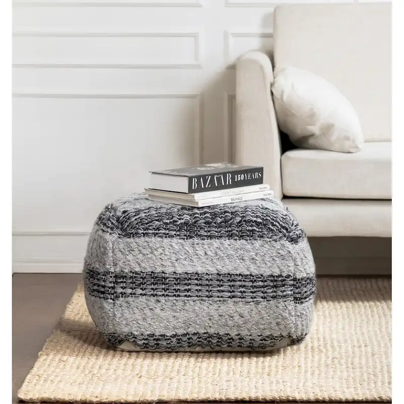 Pouf ottoman carré rayé gris tissé à la main Jani de 61 cm – Repose-pieds élégant pour salon, chambre à coucher