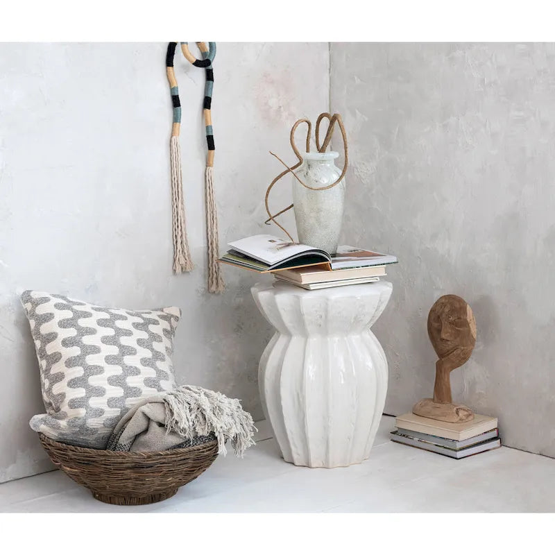 Élégant tabouret en grès sculpté - 15.3L x 15.3W x 19.8H