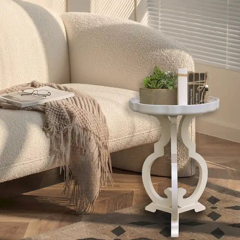 Table d'appoint en bois de style campagnard français avec plateau à bord festonné et pieds courbés