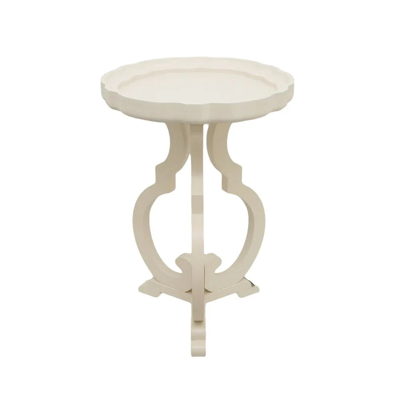 Table d'appoint en bois de style campagnard français avec plateau à bord festonné et pieds courbés
