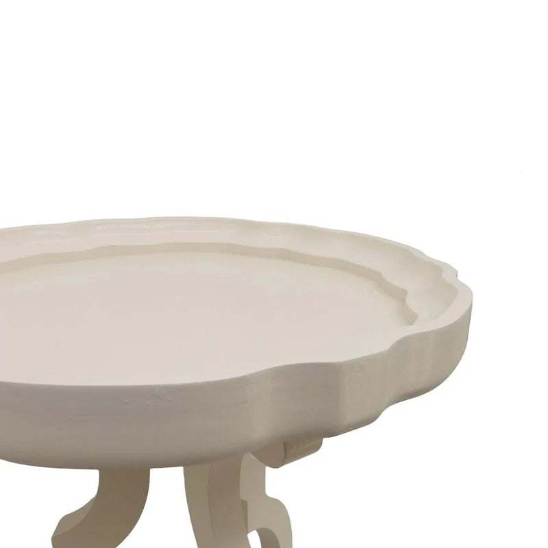 Table d'appoint en bois de style campagnard français avec plateau à bord festonné et pieds courbés