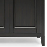 WYNDENHALL Halifax Armoire de rangement transitionnelle large en bois massif 66 po à 4 portes en brun hickory - 18p x 66l x 34h